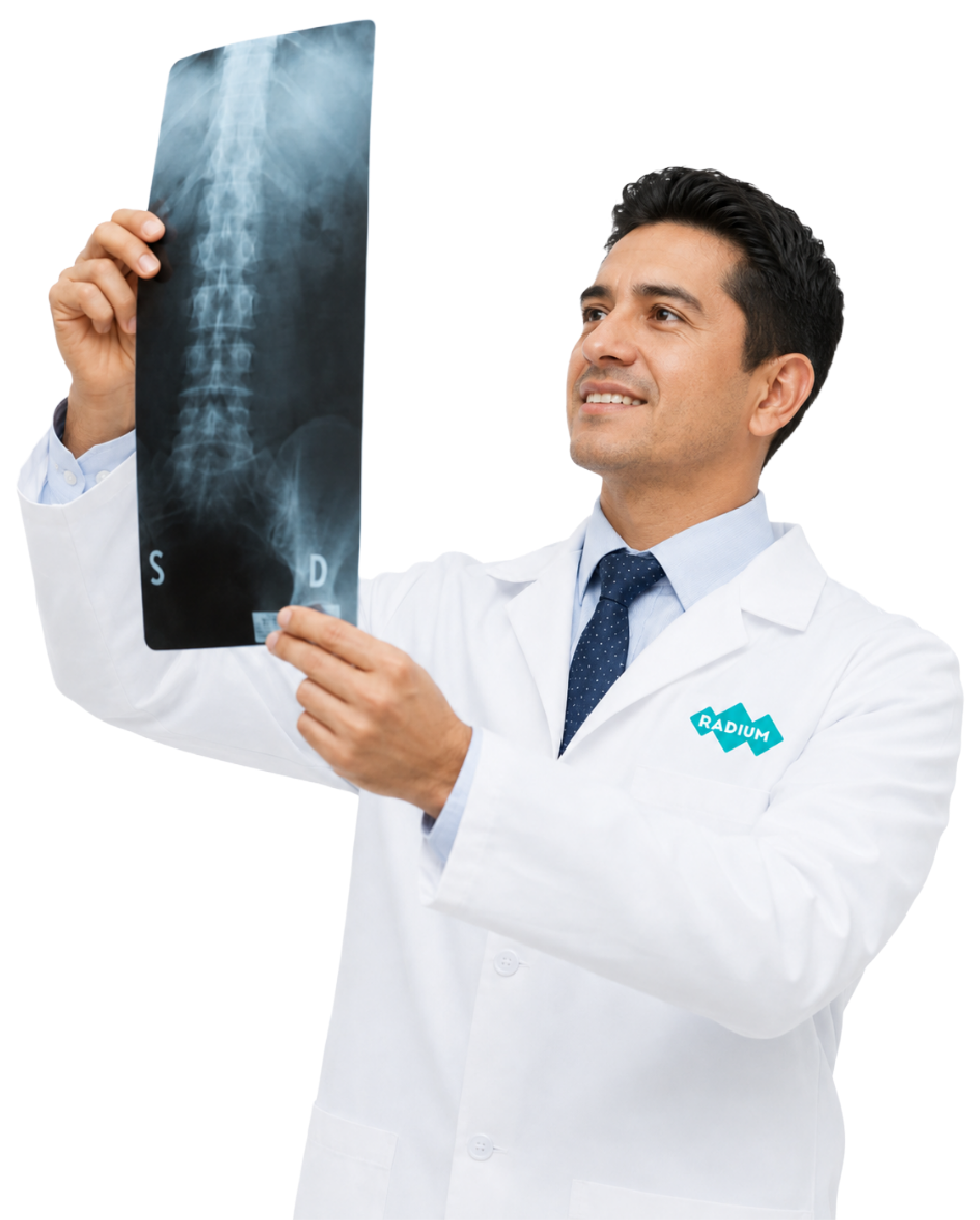Doctor RADIUM revisando radiografía